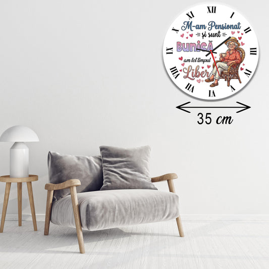 Ceas de Perete Decorativ, "M-am Pensionat și sunt Bunică", Diametru 35 cm, Material MDF Premium, Design Vesel cu Mesaj Emoționant