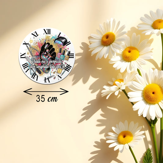 Ceas de perete pentru Salon Manichiura, Model "Unghii Perfecte", Diametru 35 cm, Grosime 6 mm, Mecanism Silențios, Include Cutie Cadou