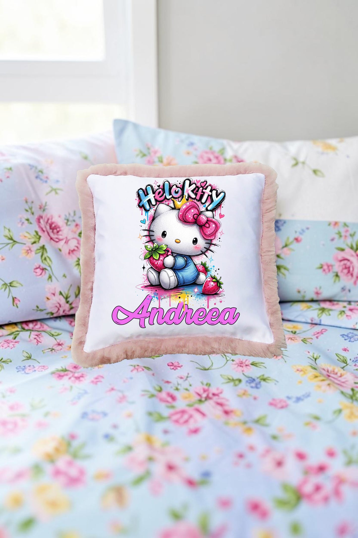 Pernă Decorativă Personalizată „Hello Kitty” cu Puf Roz – 40x40 cm