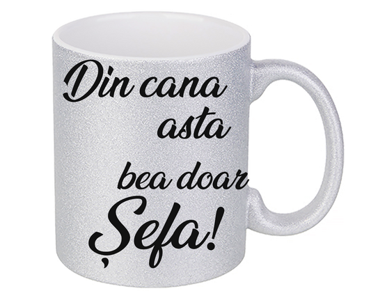 Cană cu Sclipici Argintie "Din cana asta bea doar Șefa!" – Disponibilă în 3 Culori (Auriu, Argintiu, Mov)