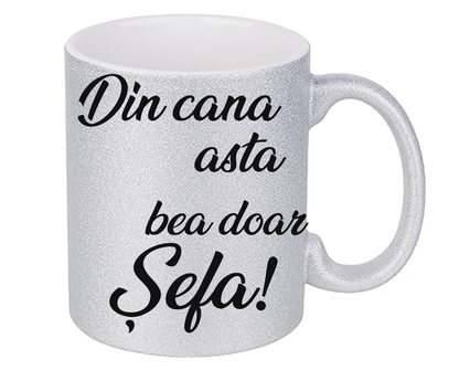 Cană cu Sclipici Mov "Din cana asta bea doar Șefa!" – Disponibilă în 3 Culori (Auriu, Argintiu, Mov)