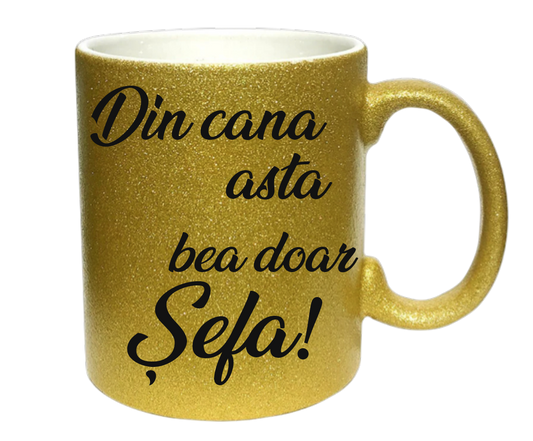 Cană cu Sclipici Argintie "Din cana asta bea doar Șefa!" – Disponibilă în 3 Culori (Auriu, Argintiu, Mov)