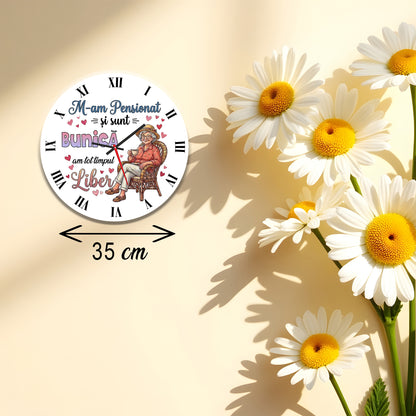 Ceas de Perete Decorativ, "M-am Pensionat și sunt Bunică", Diametru 35 cm, Material MDF Premium, Design Vesel cu Mesaj Emoționant