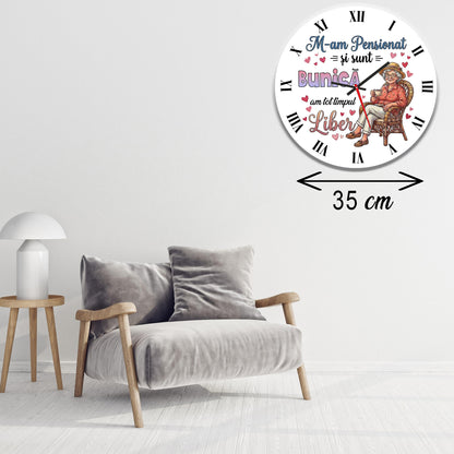 Ceas de Perete Decorativ, "M-am Pensionat și sunt Bunică", Diametru 35 cm, Material MDF Premium, Design Vesel cu Mesaj Emoționant