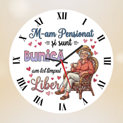 Ceas de Perete Decorativ, "M-am Pensionat și sunt Bunică", Diametru 35 cm, Material MDF Premium, Design Vesel cu Mesaj Emoționant