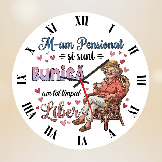 Ceas de Perete Decorativ, "M-am Pensionat și sunt Bunică", Diametru 35 cm, Material MDF Premium, Design Vesel cu Mesaj Emoționant