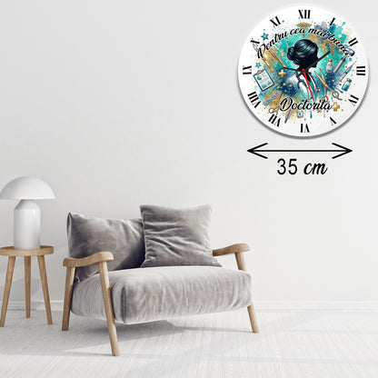 Ceas de Perete Decorativ "Pentru Cea Mai Bună Doctoriță", Diametru 35 cm, Material MDF, Design Premium cu Accente Aurii și Elemente Medicale