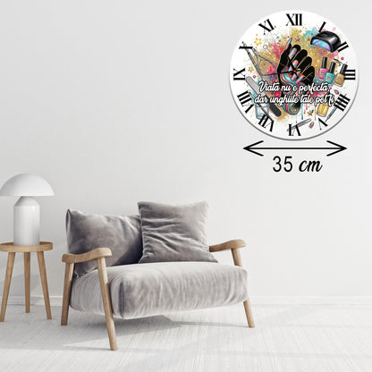 Ceas de perete pentru Salon Manichiura, Model "Unghii Perfecte", Diametru 35 cm, Grosime 6 mm, Mecanism Silențios, Include Cutie Cadou