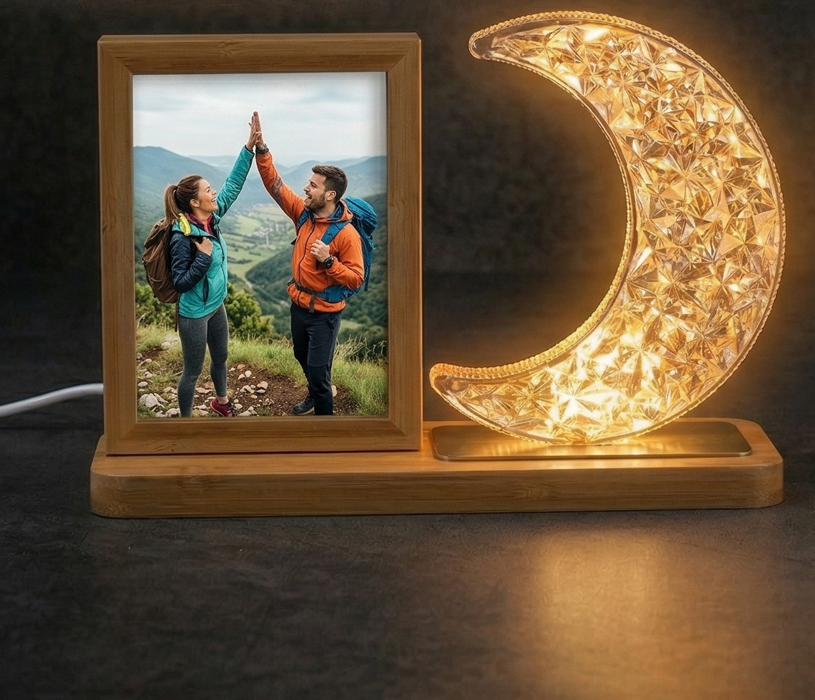 Lampă LED Semilună Personalizată cu Ramă Foto din Lemn – Cadou Decorativ "Lumina Amintirilor"