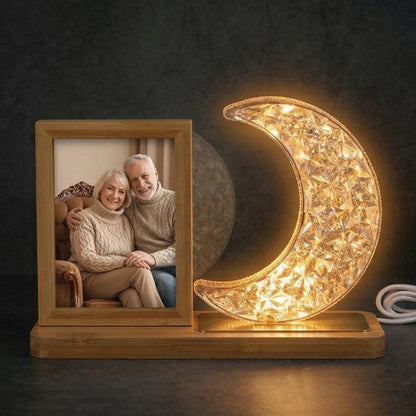 Lampă LED Semilună Personalizată cu Ramă Foto din Lemn – Cadou Decorativ "Lumina Amintirilor"