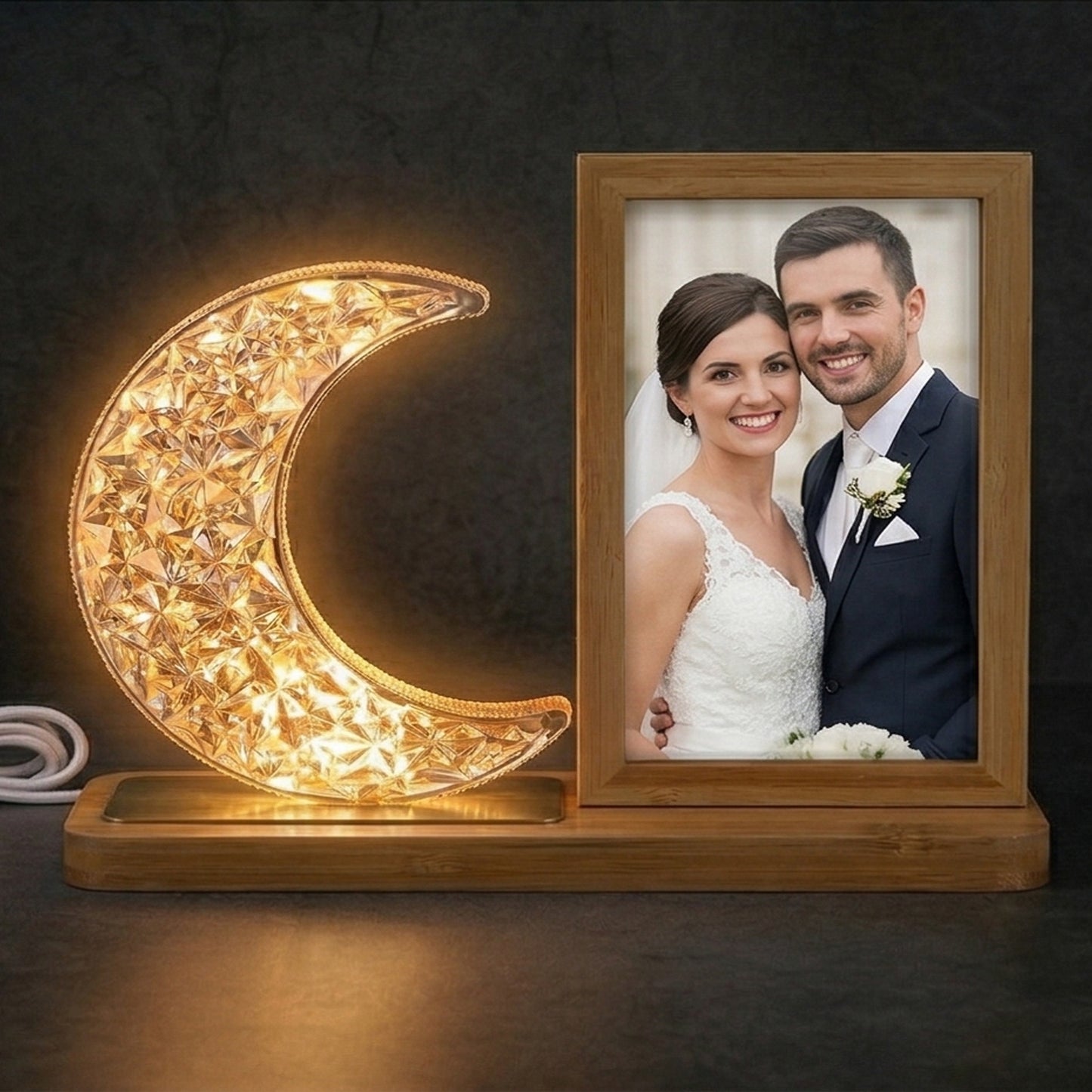 Lampă LED Semilună Personalizată cu Ramă Foto din Lemn – Cadou Decorativ "Lumina Amintirilor"