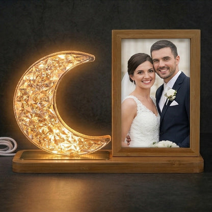 Lampă LED Semilună Personalizată cu Ramă Foto din Lemn – Cadou Decorativ "Lumina Amintirilor"