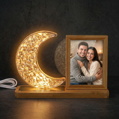 Lampă LED Semilună Personalizată cu Ramă Foto din Lemn – Cadou Decorativ "Lumina Amintirilor"