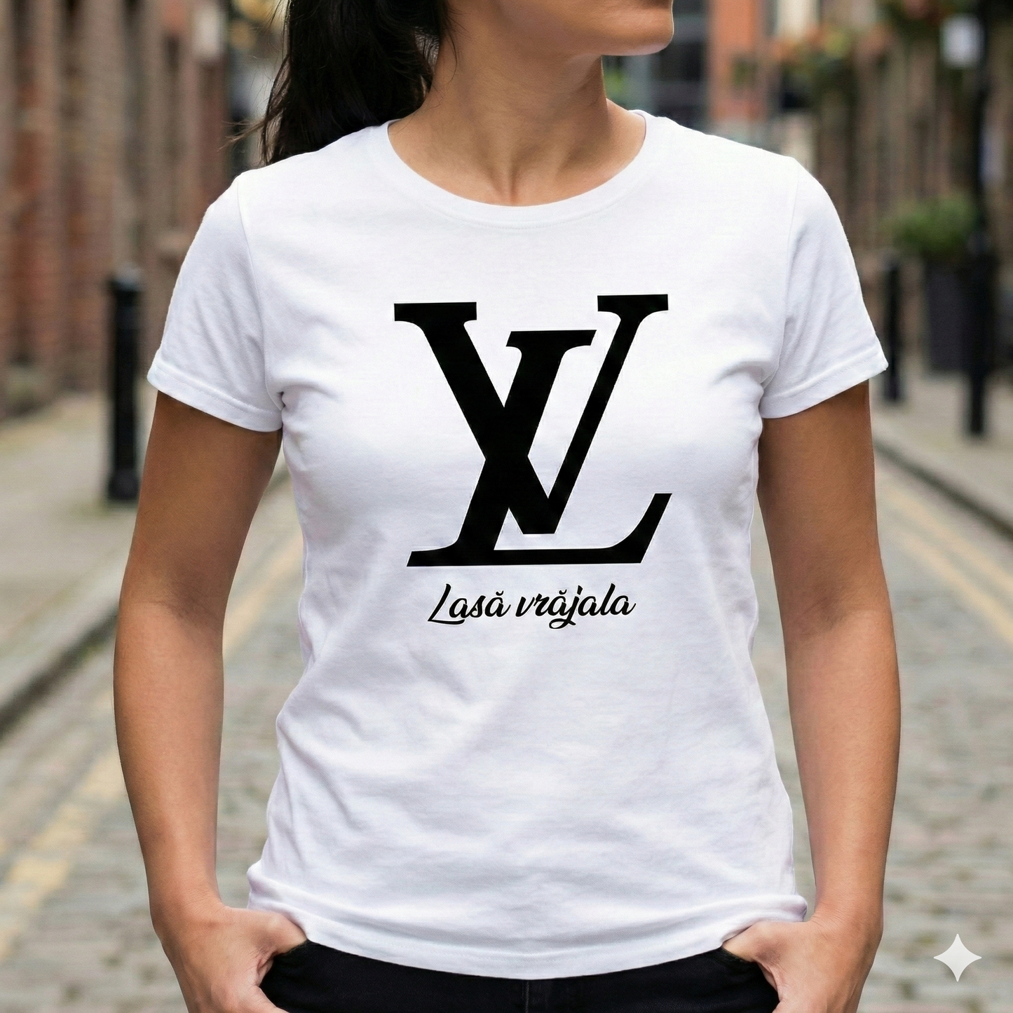 Tricou Alb Personalizat cu Mesaj Amuzant – Model „Lasă Vrăjala” – Cadoul Perfect pentru El/Ea